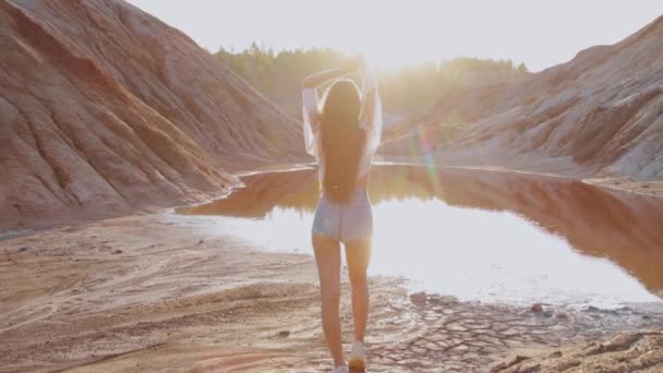 Mulher bonita posando na paisagem montanhosa de outro mundo — Vídeo de Stock