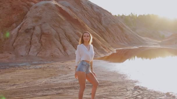 Belle femme posant sur un paysage vallonné de l'autre monde — Video