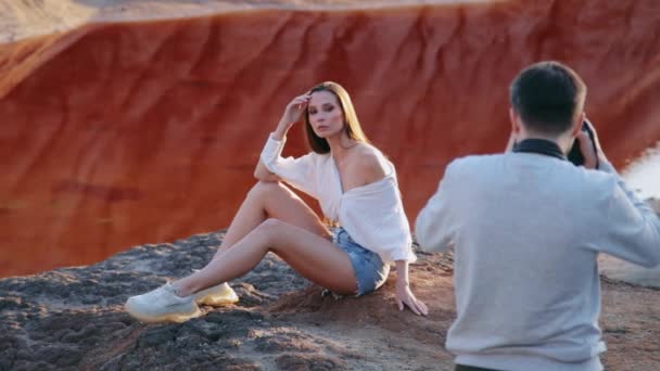 Fotógrafo tomando fotos de mujer hermosa en el paisaje montañoso de otro mundo — Vídeo de stock