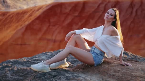 Beautiful woman posing on other-worldly hilly landscape — Stock Video