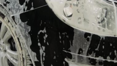 Araba yıkama işlemi yakın planda