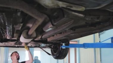 Servis merkezinde çalışan araba tamircisi.