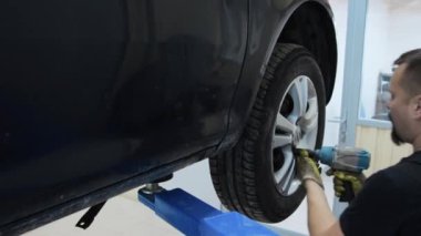 Servis merkezinde çalışan araba tamircisi.