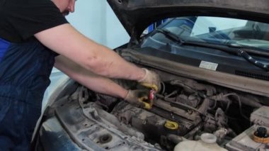 Servis merkezinde çalışan araba tamircisi.