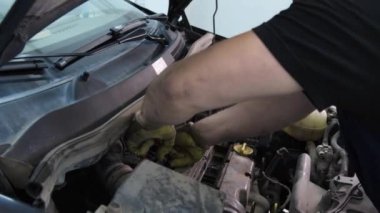Servis merkezinde çalışan araba tamircisi.