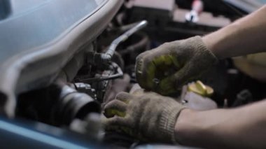 Servis merkezinde çalışan araba tamircisi.