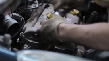 Servis merkezinde çalışan araba tamircisi.