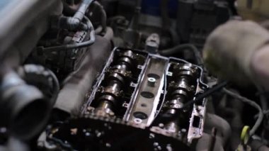 Servis merkezinde çalışan araba tamircisi.