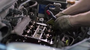 Servis merkezinde çalışan araba tamircisi.