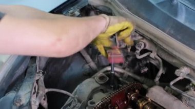 Servis merkezinde çalışan araba tamircisi.