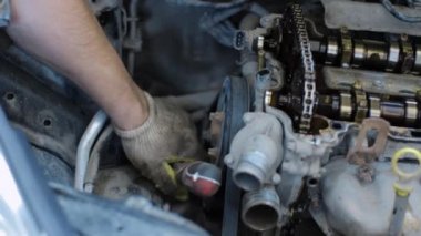 Servis merkezinde çalışan araba tamircisi.