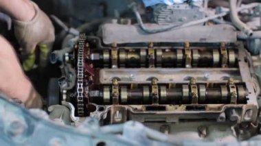 Servis merkezinde çalışan araba tamircisi.