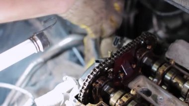 Servis merkezinde çalışan araba tamircisi.