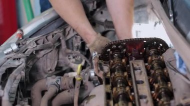 Servis merkezinde çalışan araba tamircisi.