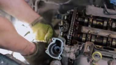 Servis merkezinde çalışan araba tamircisi.