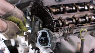 Servis merkezinde çalışan araba tamircisi.