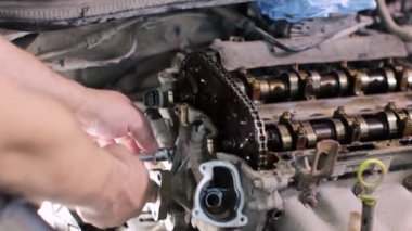 Servis merkezinde çalışan araba tamircisi.