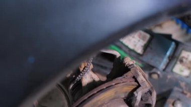 Eski bir arabanın fren balataları.