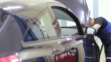 Servis merkezinde çalışan araba tamircisi.