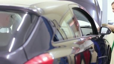 Servis merkezinde çalışan araba tamircisi.