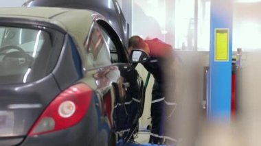 Servis merkezinde çalışan araba tamircisi.