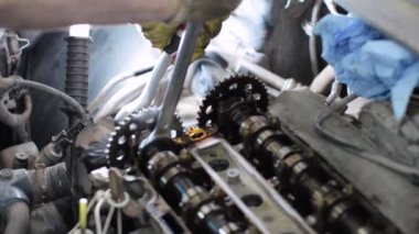 Servis merkezinde çalışan araba tamircisi.