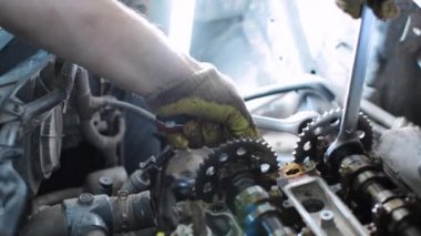 Servis merkezinde çalışan araba tamircisi.