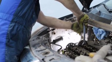 Servis merkezinde çalışan araba tamircisi.