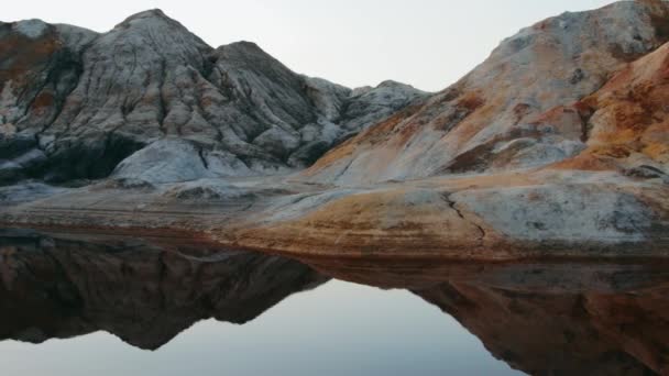 Een prachtig levenloos heuvelachtig landschap — Stockvideo