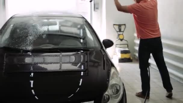 クローズアップでの車の洗浄プロセス — ストック動画