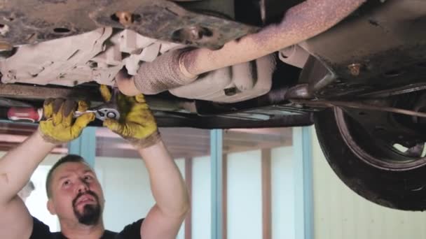 Mecánico de coches trabajando en el centro de servicio — Vídeos de Stock