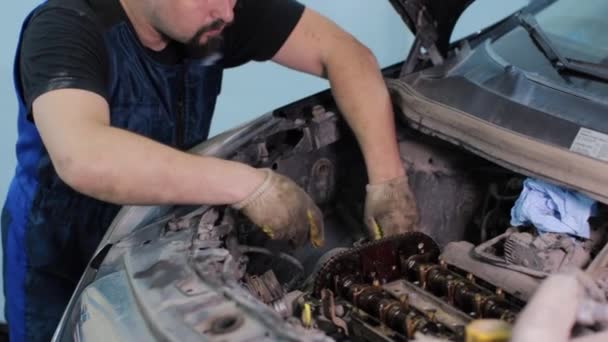 Mécanicien automobile travaillant dans le centre de service — Video