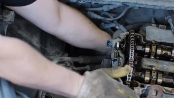 Car mechanic working in service center — Stock Video