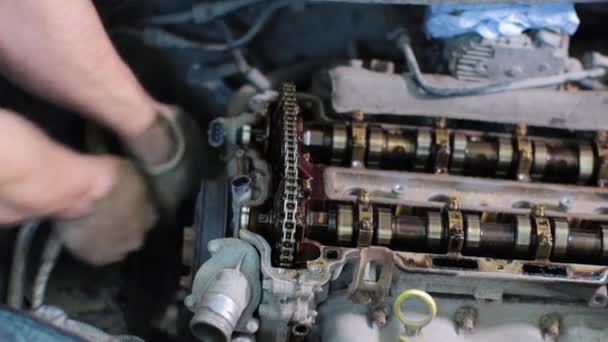 Car mechanic working in service center — Stock Video