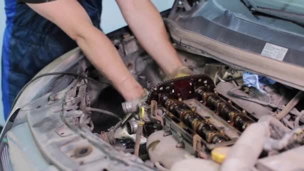 Car mechanic working in service center — Stock Video