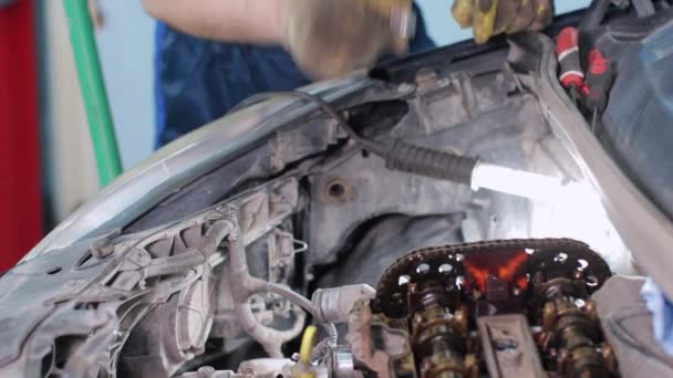 Bil mekaniker arbetar i servicecenter — Stockvideo