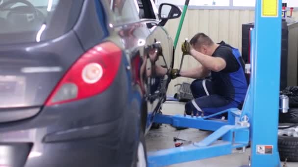 Automechanik pracující v servisním centru — Stock video
