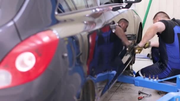 Mécanicien automobile travaillant dans le centre de service — Video
