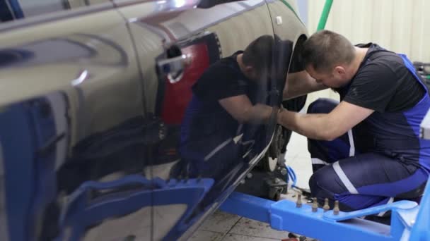 Meccanico di auto che lavora nel centro di assistenza — Video Stock