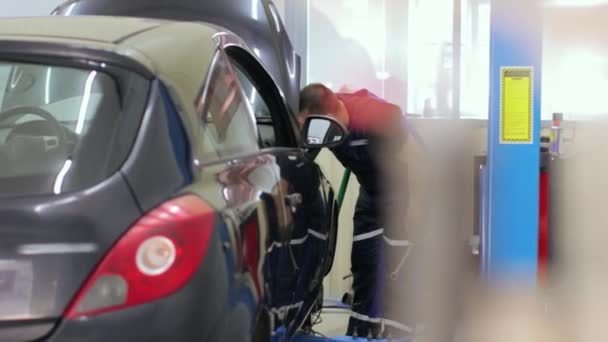 Mecánico de coches trabajando en el centro de servicio — Vídeos de Stock