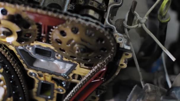 Автомобильный двигатель крупным планом — стоковое видео