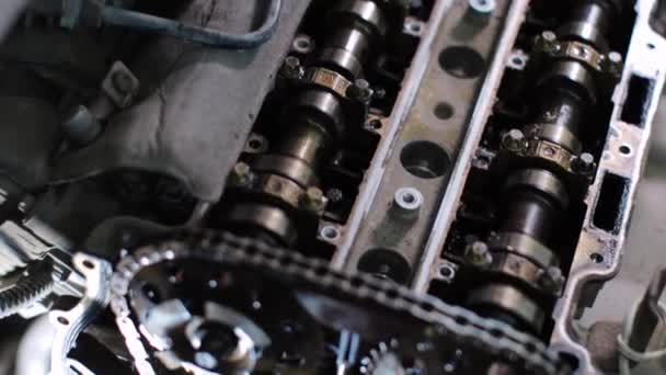 Автомобильный двигатель крупным планом — стоковое видео