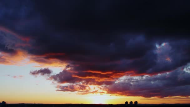 Čas plyne krásnou oblohou při západu slunce — Stock video