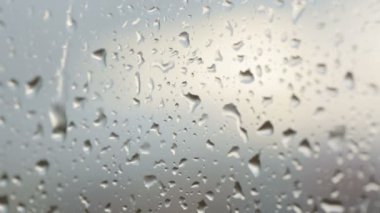 Yakın planda cam üzerine yağmur damlaları