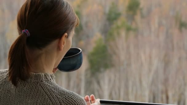Mujer bebiendo té en la ventana — Vídeo de stock