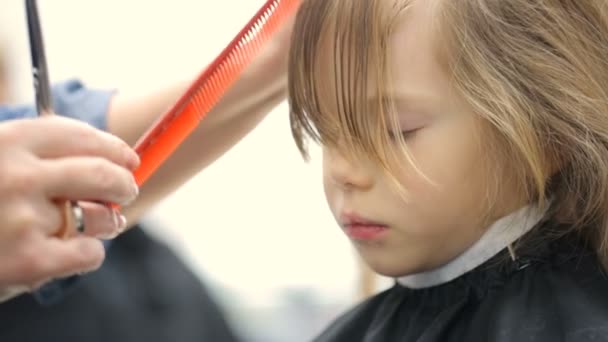 Маленькая девочка в парикмахерской — стоковое видео