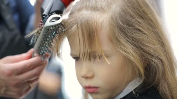 Маленькая девочка в парикмахерской — стоковое видео