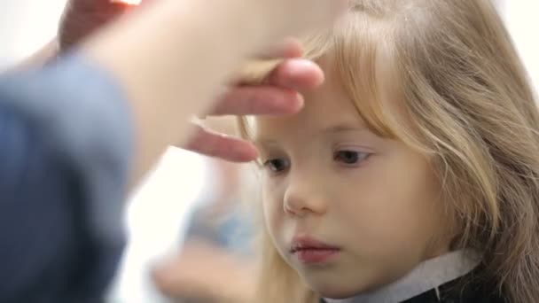 Niña en peluquería — Vídeo de stock