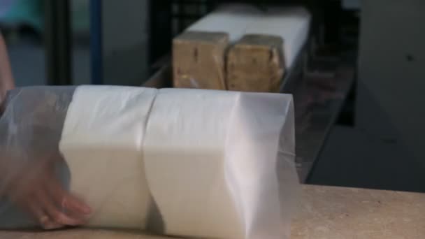 En fábrica de fabricación de papel — Vídeo de stock