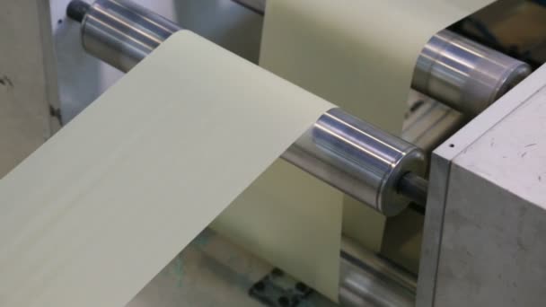 En fábrica de fabricación de papel — Vídeos de Stock